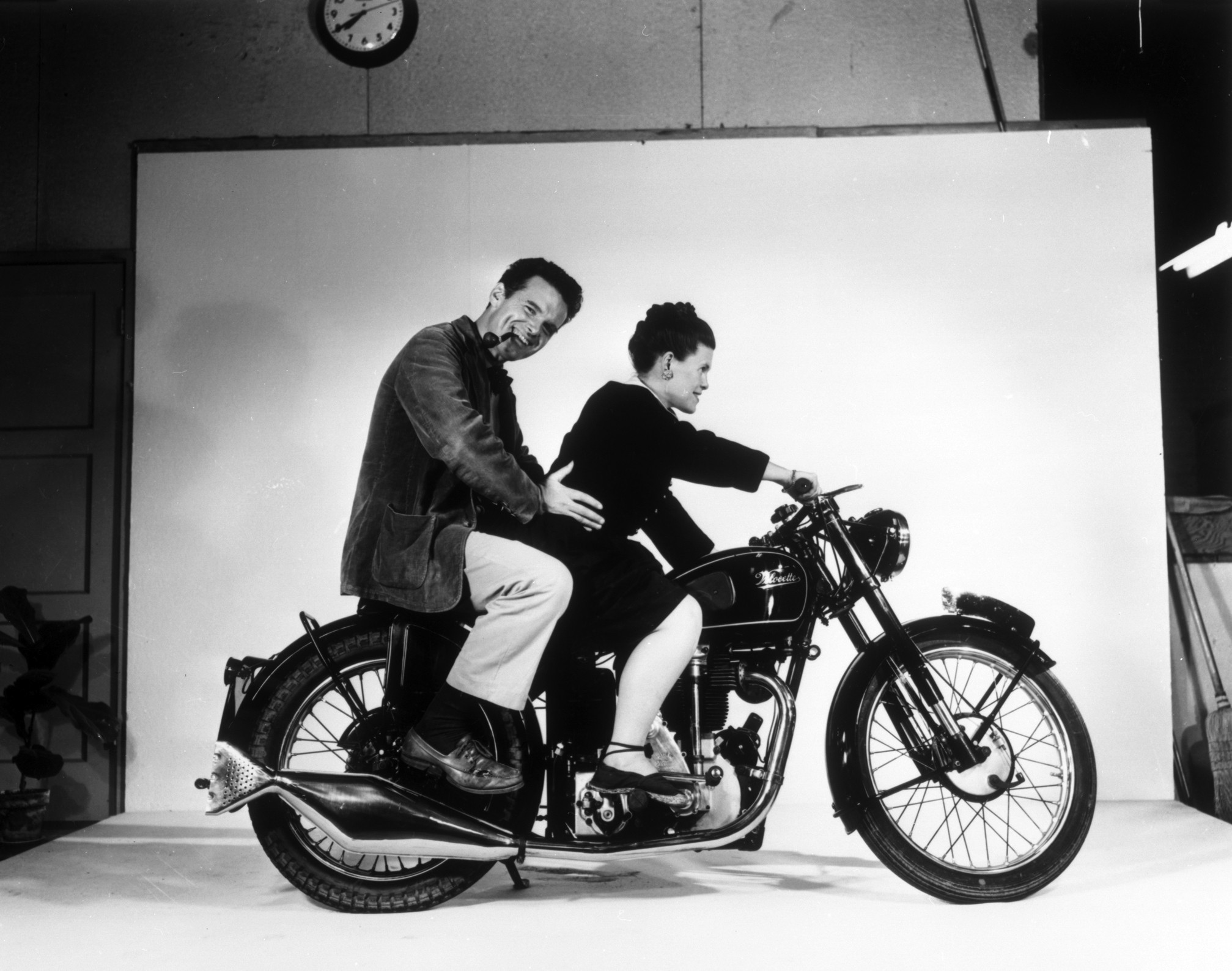 Charles a Ray Eames na motorke Velocette v roku 1948